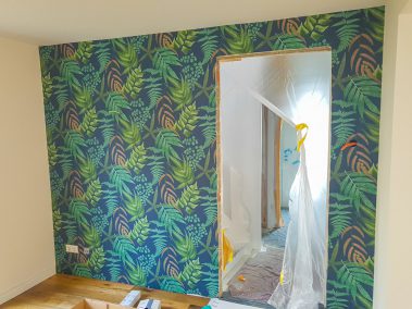 Frisch tapeziert - mit Durchgang zur Baustelle