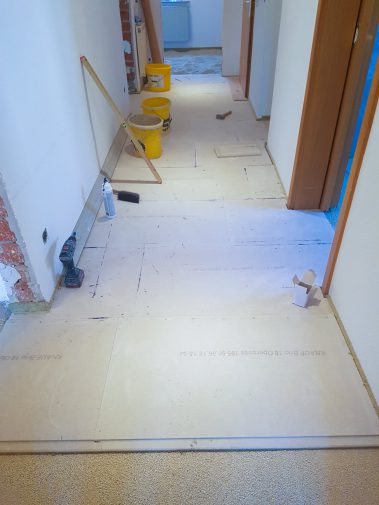 Rohbau mit Arbeitsmaterial