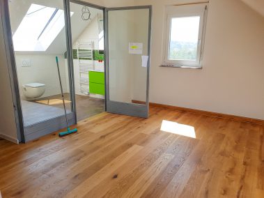 Helles Badezimmer und Wohnbereich im Dachgeschoß