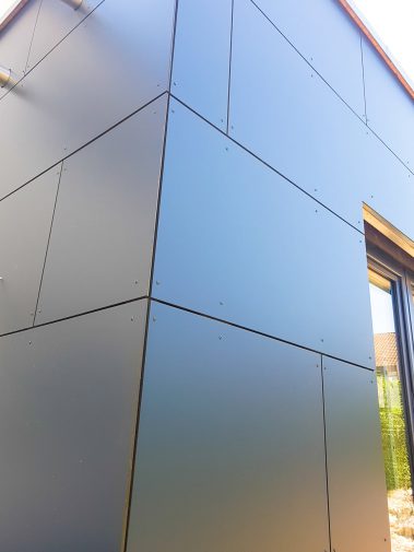 neue Außenfassade an einem Gebäude