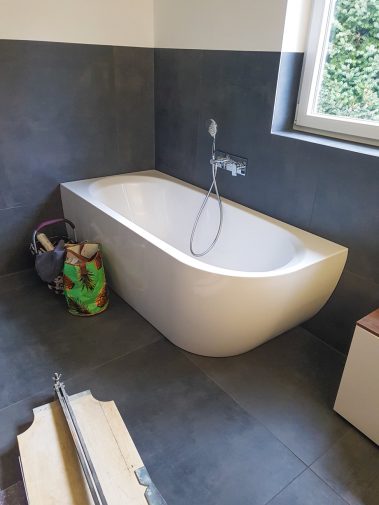 moderne Badewanne in einem neuen Badezimmer