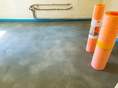 Baumaterial auf frischem Estrich