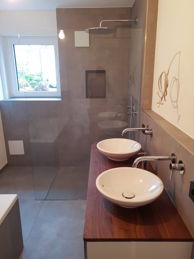 Dusche und Handwaschbecken in einem neuen Bad