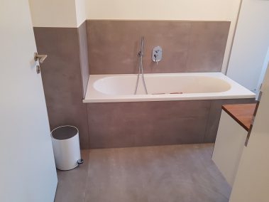 Badewanne in einem neuen Badezimmer