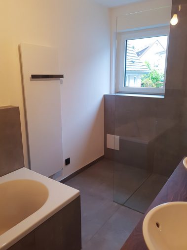 neues Badezimmer mit modernem Heizkörper