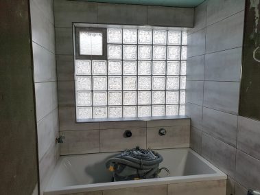 Glasbausteine in einem neuen Bad