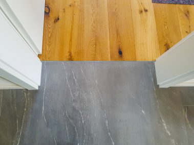 Übergang in ein anderes Zimmer mit verschiedenen Bodenbelägen