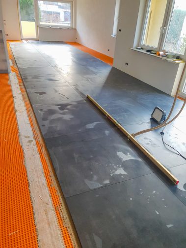 Wasserwaage beim verlegen eines neuen Bodenbelages