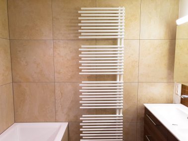 moderner Heizkörper in einem Badezimmer