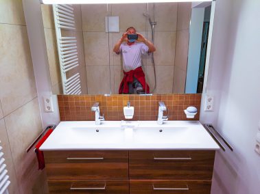 renoviertes Bad mit Spiegel - fertig