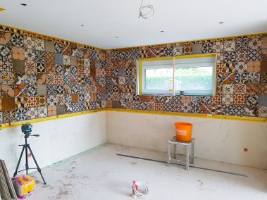 Verschiedene Fliesen mit Fenster auf einer Baustelle