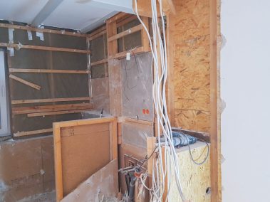 Kabel und Schlagbohr Maschine auf einer Baustelle.