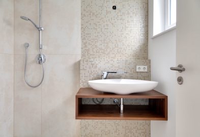 Waschbecken und Dusche in einem Badezimmer