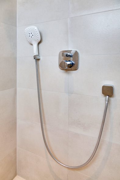 Dusche mit Kerlite Fliesen und Armaturen