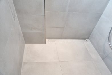 Ablauf in einer Duschkabine mit Kerlite Fliesen