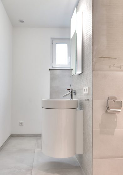 Bad mit Waschbecken und Kerlite Fliesen