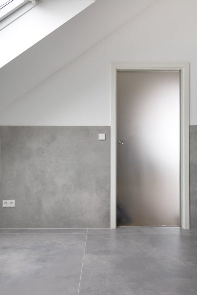 Eingangstüre in einem Bad mit Kerlite Fliesen