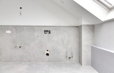Badezimmer mit Kerlite Fliesen und Anschlüssen