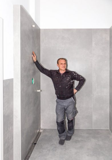 Senad Latic in einem frisch verlegtem Kerlite Bad