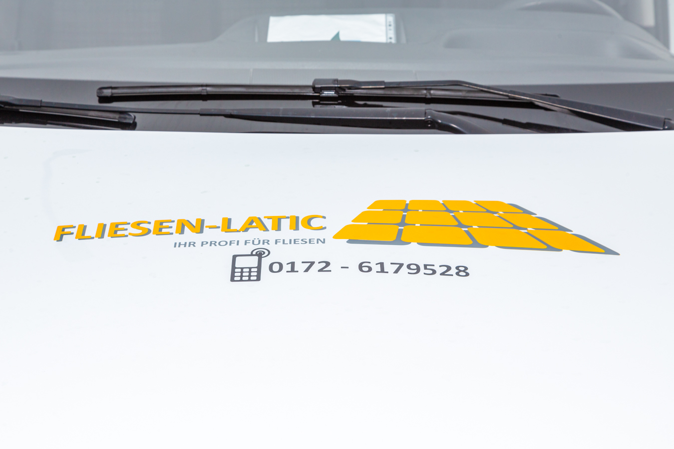 Werbung Fliesen-Latic auf Motorhaube